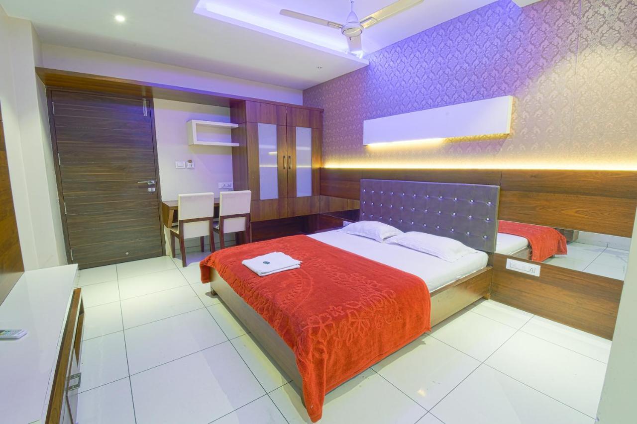 Hotel Ravikiran Kolhapur Buitenkant foto