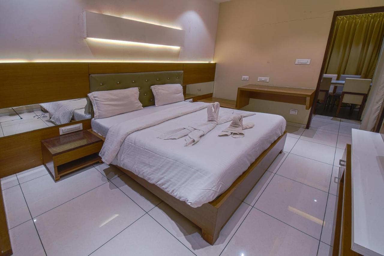Hotel Ravikiran Kolhapur Buitenkant foto