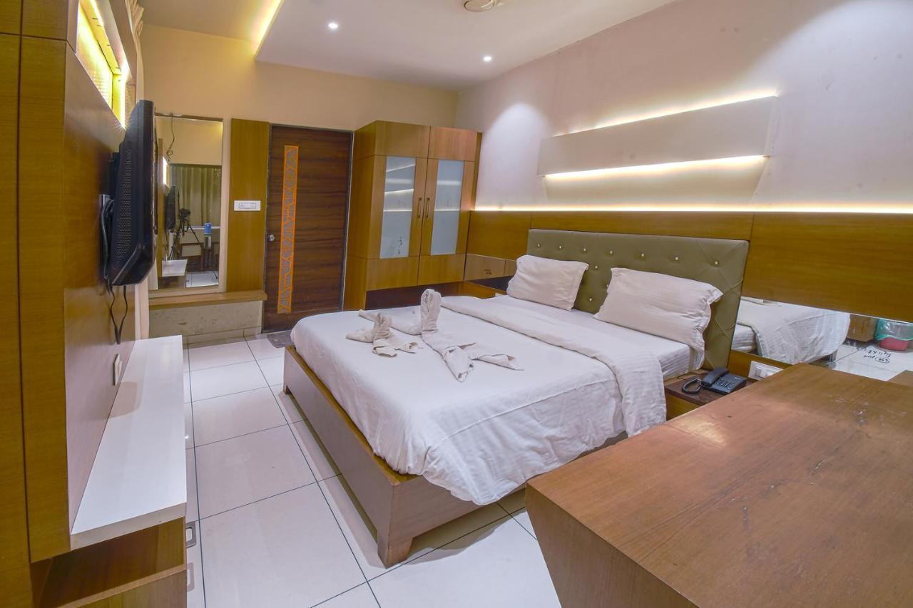 Hotel Ravikiran Kolhapur Buitenkant foto