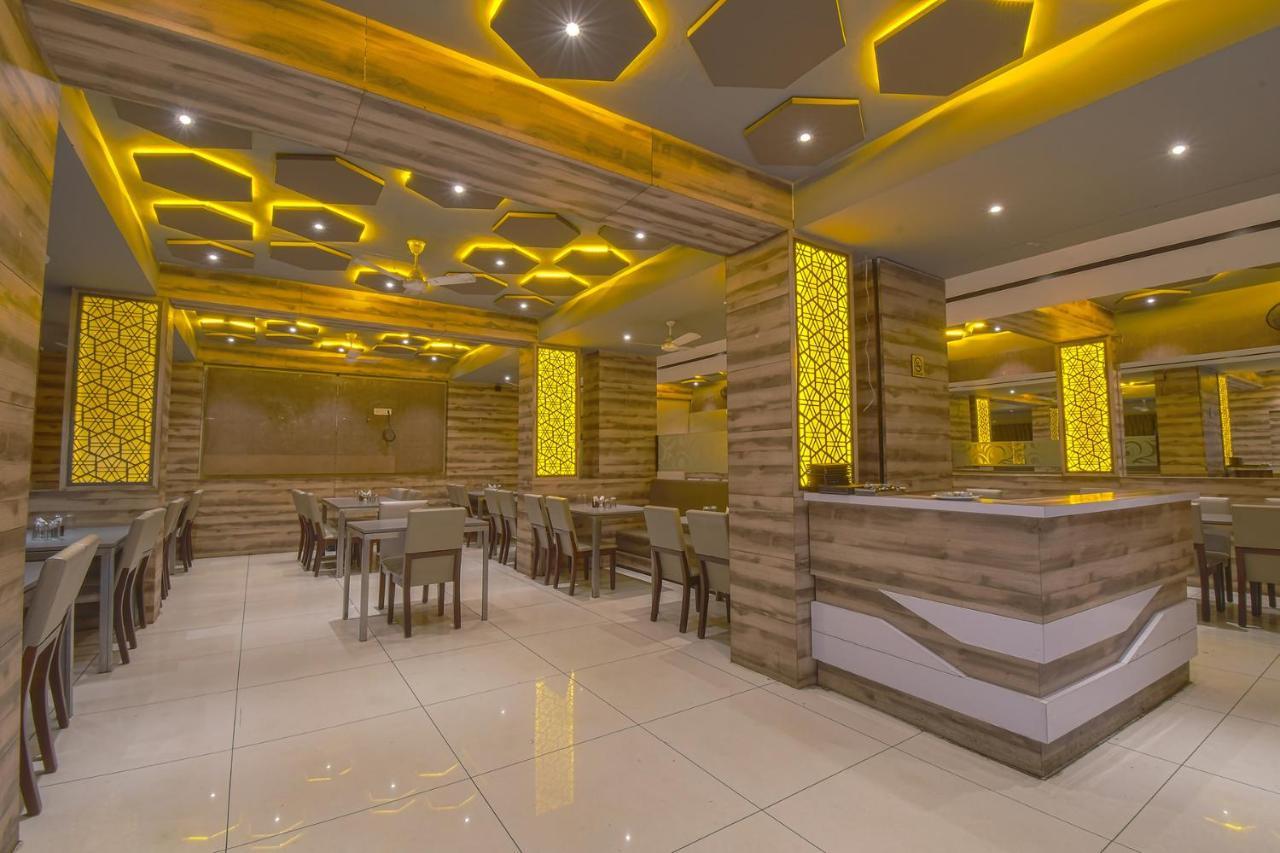 Hotel Ravikiran Kolhapur Buitenkant foto