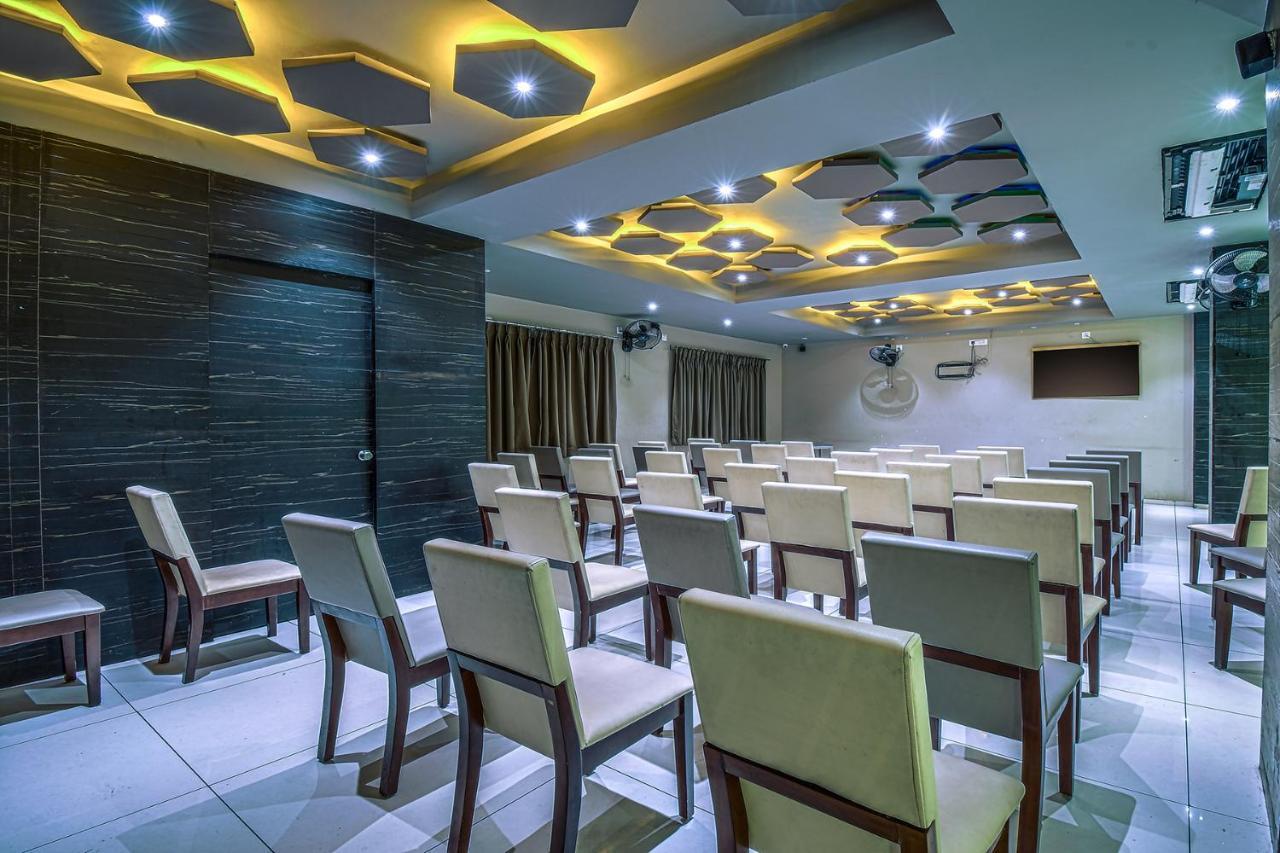 Hotel Ravikiran Kolhapur Buitenkant foto