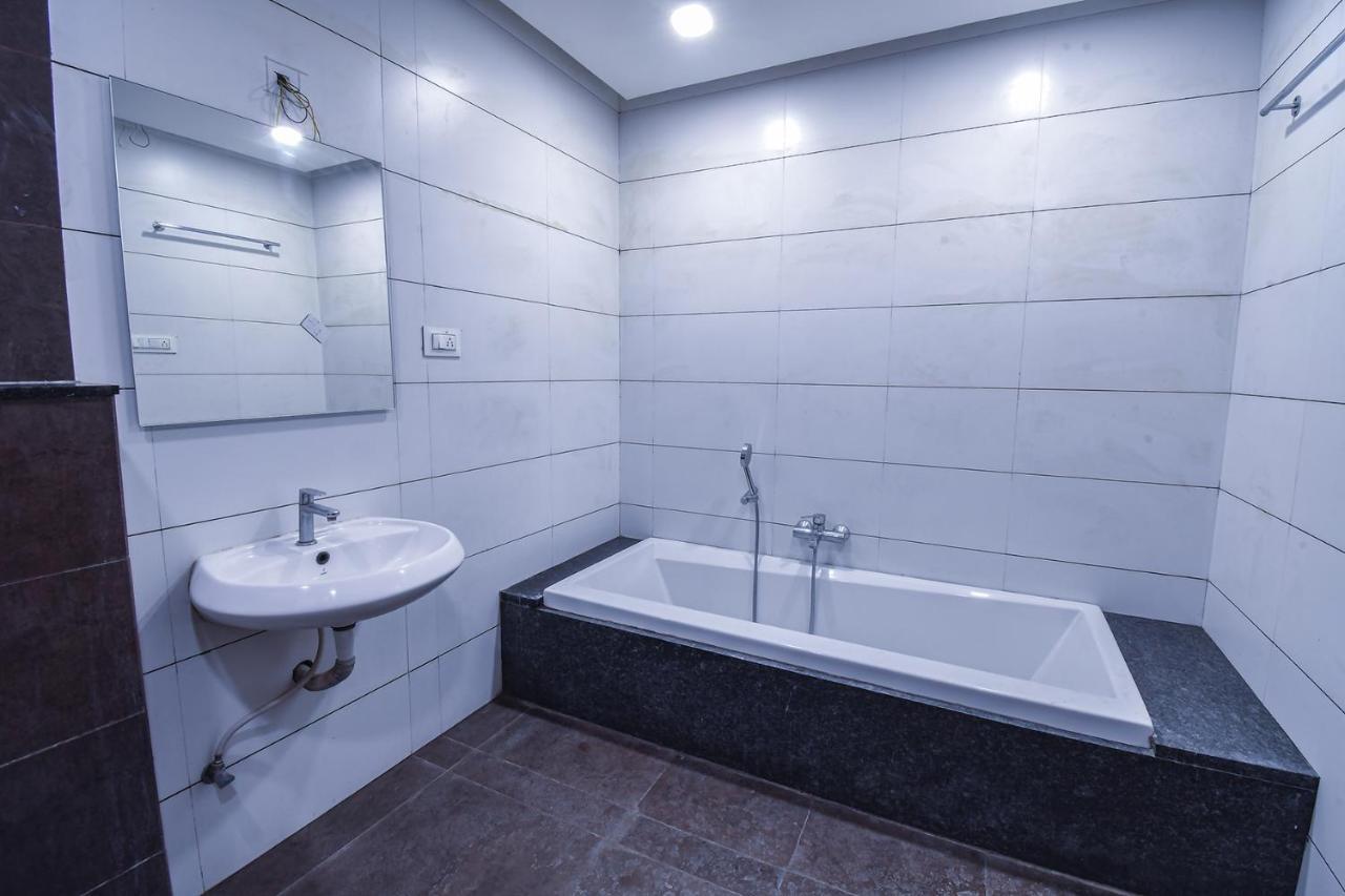 Hotel Ravikiran Kolhapur Buitenkant foto