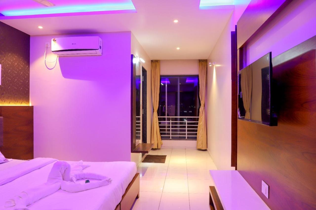 Hotel Ravikiran Kolhapur Buitenkant foto
